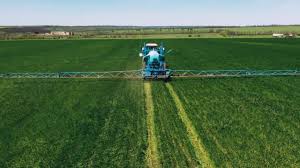 Tractor fumigando con rodadas
