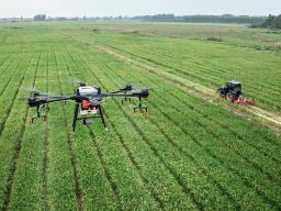 dron sobrevolando parcela agrícola junto a tractor arando