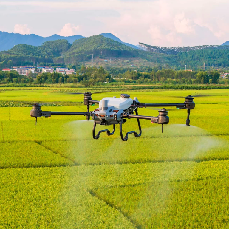 dron fumigando cultivos