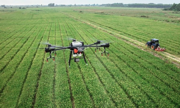 Dron aplicando y tractor arando campo