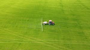 Tractor abonando con rodadas